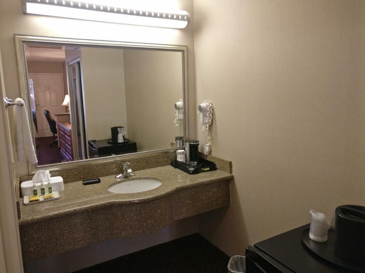 Burbank Inn And Suites Экстерьер фото